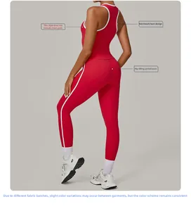Détail de l'ensemble de sport rouge avec passepoil contrasté et dos nageur fitness