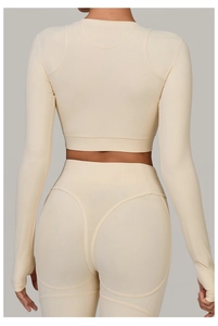 Détail des coutures ergonomiques et du design taille haute sur l'ensemble de yoga beige