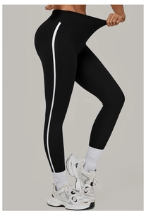 Nahaufnahme der hohen Elastizität und Dehnung der schwarzen High-Waist-Yogahose