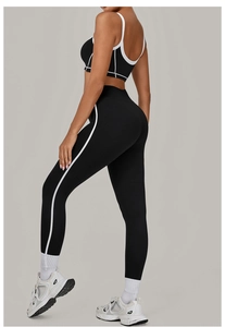 Detailansicht der schwarzen Yoga-Leggings mit hoher Taille und weißer Kontrastpaspelierung