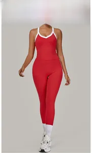Detail van rode yoga-set met V-hals, witte rand en strakke sportlegging met hoge taille