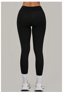 Rückansicht der schwarzen High-Waist-Yogahose mit konturierter Passform und Stoffdetails