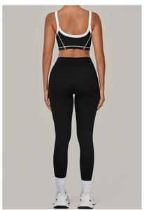 Detailansicht der Rückseite eines schwarzen Yoga-Sets mit weißem Rand und Racerback-Design