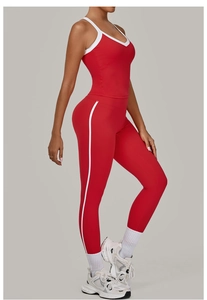 Macro-opname van de sporttop met V-hals, contrastbiezen en naadloze yoga-leggings