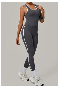 Détail de l'ensemble de yoga gris foncé hautement élastique avec liserés blancs contrastés