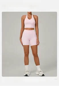 Détail du guide des tailles pour ensemble de yoga rose avec mesures du mannequin