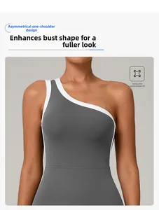 Détail d'une combinaison de yoga asymétrique grise avec bordure blanche contrastée pour femme