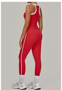 Detail van de rode yogaset met contrastrerende witte biezen en elastische sportstof