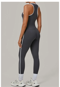 Détail de l'ensemble de yoga deux pièces gris foncé avec des rayures blanches contrastées