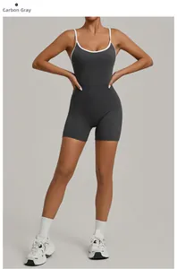 Detailansicht grauer Yoga-Bodysuit mit weißen Kontrastkanten und dünnen Trägern