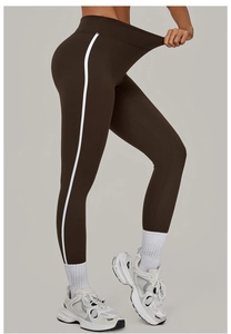 Detail der High-Waist-Leggings zeigt hohe Elastizität und Seitenstreifen auf dunkelbraunem Stoff