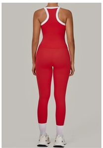 Achteraanzicht van rode yoga set met witte contrast bies en legging met hoge taille