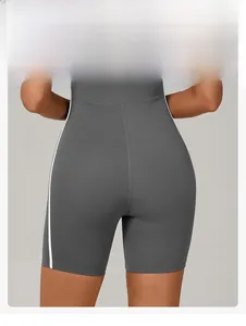 Détail du short de fitness avec bordure contrastée blanche et effet galbant fessier