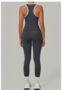 Vue arrière d'un ensemble sport gris foncé avec débardeur et legging de yoga sans couture