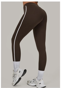 Detailsicht der Kaffeebraune Yoga-Hose mit hohem Bund und weißen Seitenstreifen