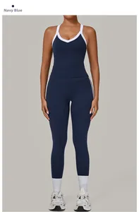 Detail van de donkerblauwe yoga legging en V-hals top met witte bies voor fitness dames
