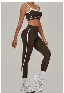 Detailansicht des braunen Yoga-Sets mit Kontrastnaht, Leggings und Sport-BH für Damen