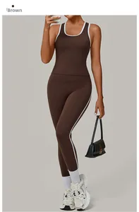 Détail du legging taille haute et du débardeur de sport avec bandes blanches sur le côté