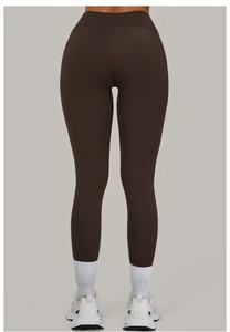 Rückansicht der dunkelbraunen High-Waist-Yogahose mit Po-Lifting und Shaping-Effekt