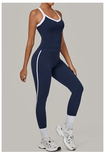 Detail van navy yogaset met contrasterende witte biezen op de tanktop en legging