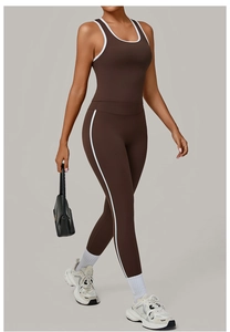 Détail de l'ensemble de yoga marron extensible avec bordures blanches contrastées