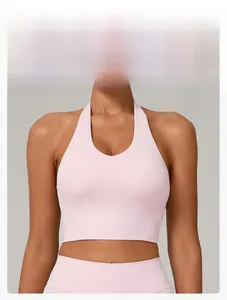 Détail d'un soutien-gorge de yoga rose clair avec col en U et tissu hautement élastique
