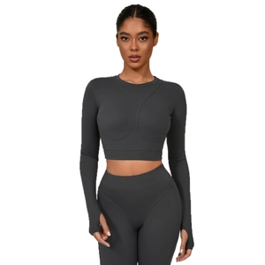 Ensemble de yoga gris foncé avec haut court à manches longues et legging taille haute