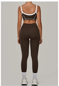 Rückansicht des braunen Yoga-Sets mit Racerback-Top und Leggings an einem Model