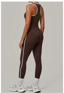 Détail de l'ensemble de yoga marron foncé avec coutures contrastées blanches et tissu extensible