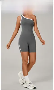 Vue détaillée du combishort de yoga gris foncé avec coupe asymétrique et liseré blanc contrasté