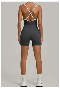 Detail der überkreuzten weißen Träger am dunkelgrauen enganliegenden Yoga-Jumpsuit