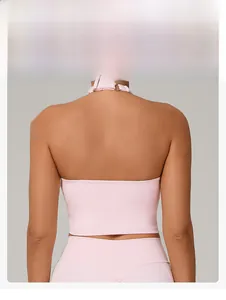 Vue détaillée de la boucle en métal réglable sur le crop top de yoga rose dos nu