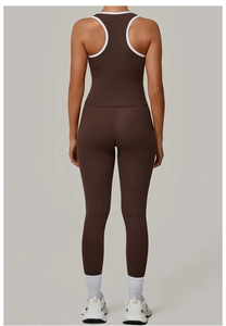 Vue arrière d'un ensemble de yoga marron avec haut dos nageur et legging à bordure blanche