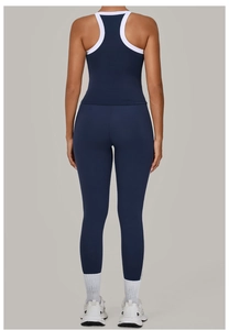 Achteraanzicht van marineblauwe yogaset met witte bies op racerback-top en strakke legging