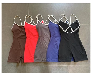 Flachbild von fünf Farbvarianten für das Yoga-Einteiler-Set mit gekreuzten Trägern