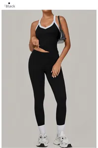Detailoverzicht van zwarte yogaset met witte contrastbiezen op de tanktop en hoge taille legging