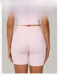 Détail du short de yoga taille haute avec design froncé pour un effet fessier rebondi