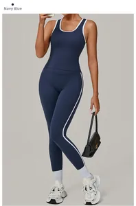 Détail de l'ensemble de yoga bleu marine avec liserés contrastés et taille haute ajustée
