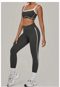 Detailaufnahme des grauen Yoga-Sets mit weißen Paspeln an Sport-BH und Sportleggings
