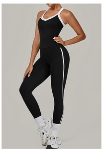 Detail van tweedelige fitness-set met contrasterende bies en corrigerende sportlegging