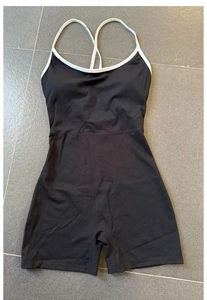 Detailansicht des Cross-Strap-Designs eines schwarz-weißen Yoga-Sport-Bodysuits
