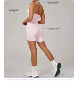 Détail d'ensemble yoga rose avec boucle réglable et short de sport effet push-up