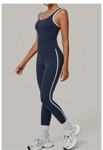 Vue latérale de l'ensemble de yoga bleu marine avec liserés blancs et legging taille haute