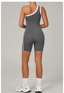 Détail macro du combishort de yoga gris foncé avec coutures contrastées blanches et stretch
