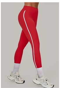 Nahaufnahme roter Yoga-Leggings mit weißen Seitenstreifen und Kompressionsstoff mit hoher Taille