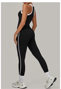 Detail van de zwarte yogaset met witte bies op de racerback top en gestreepte sportleggings