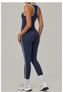 Détail de l'ensemble de yoga bleu marine avec liserés blancs sur la brassière et le legging
