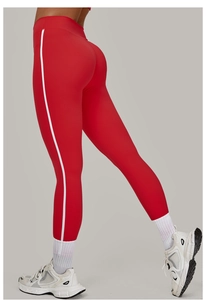 Detailansicht der roten Yoga-Hose mit hoher Taille und weißen Kontraststreifen an der Seite
