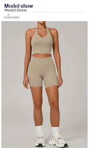 Détail de l'ensemble de yoga lin extensible avec haut licou et short effet push-up