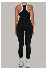 Detail van de yoga set met racerback en witte contrast bies op de zwarte sporttop